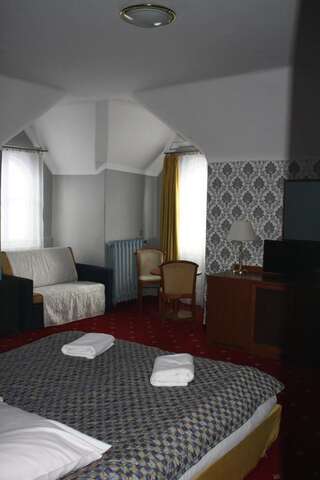 Отели типа «постель и завтрак» Willa Granit Кросценко Трехместный номер с балконом-5